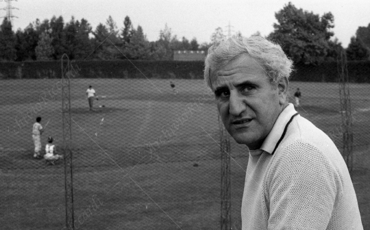 Adolfo Celi - 1964 - nel campo da baseball - 021