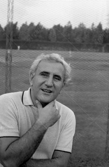 Adolfo Celi - 1964 - nel campo da baseball - 024
