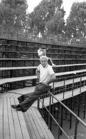 Adolfo Celi - 1964 - nel campo da baseball - 030