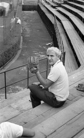 Adolfo Celi - 1964 - nel campo da baseball - 032