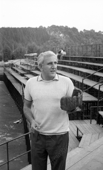 Adolfo Celi - 1964 - nel campo da baseball - 033