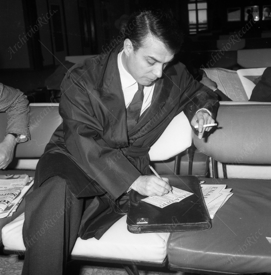 Albertazzi Giorgio - 1962 - In aeroporto - 009