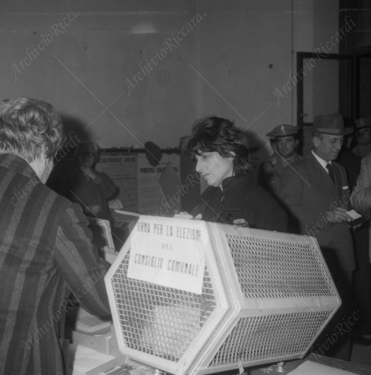 Anna Magnani alle votazioni - 1958 - 014