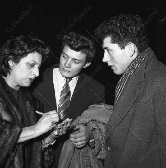 Anna Magnani e figlio alla prima di Renato Rascel Un paio di ali - 1957 - 077