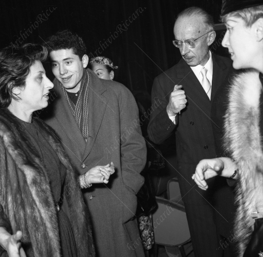 Anna Magnani e figlio alla prima di Renato Rascel Un paio di ali - 1957 - 081