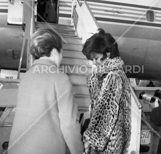 Claudia Cardinale con la sorella - 1965 - 293