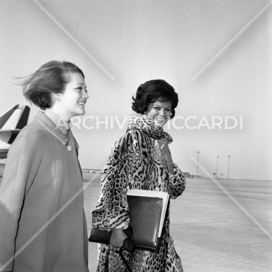 Claudia Cardinale con la sorella - 1965 - 298