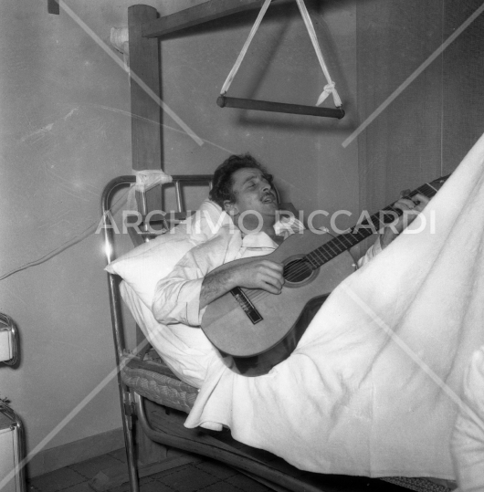 Domenico Modugno - in ospedale - 1960 - 010