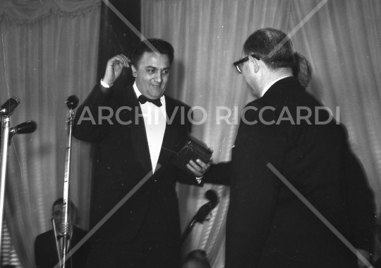 Federico Fellini con Giulietta Masina alle Maschere d Argento 1958 - -094
