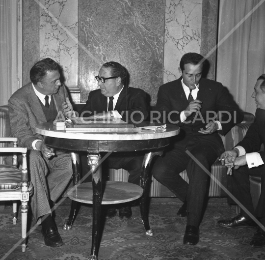 Federico Fellini con Levine e Gassmann 1964-117