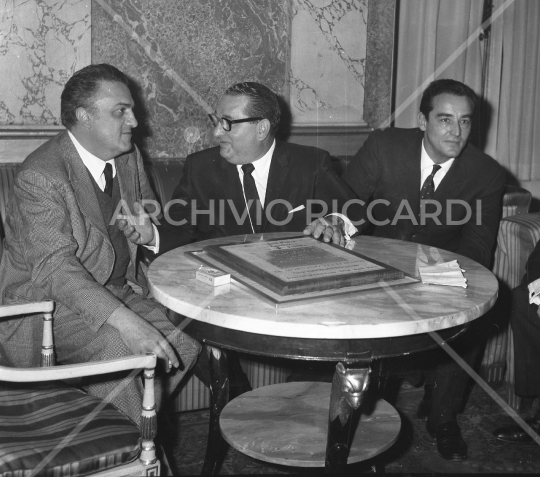 Federico Fellini con Levine e Gassmann 1964-118