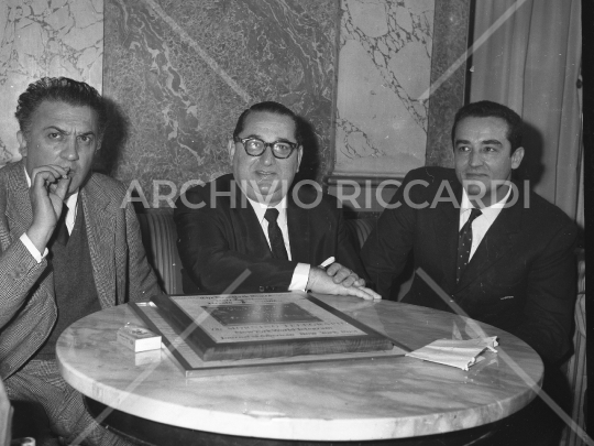 Federico Fellini con Levine e Gassmann 1964-121