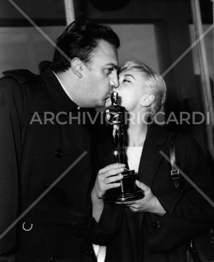 Federico Fellini e Giulietta Masina con Oscar - 129