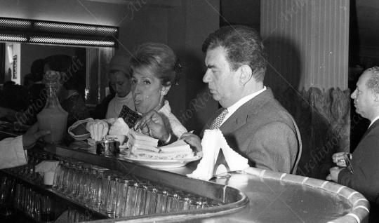 Gino Cervi - 1967 - pranzo al bar con sconosciuta - 30