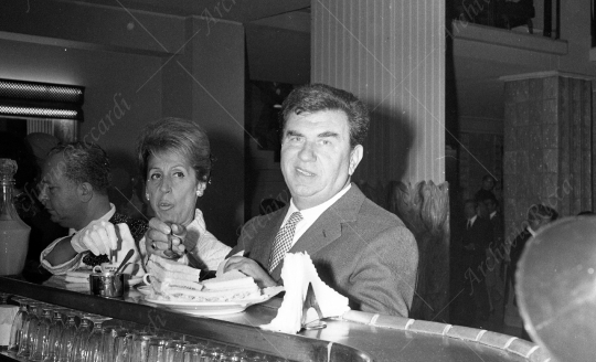 Gino Cervi - 1967 - pranzo al bar con sconosciuta - 31