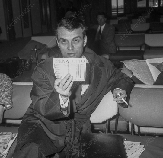 Giorgio Albertazzi in aeroporto 1962 - 007