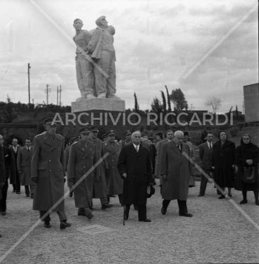 Luigi Einaudi - 1952 - 003 - Visita Fosse Ardeatine