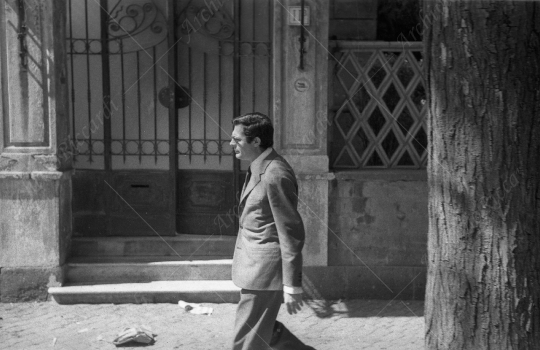 Marcello Mastroianni - 1961 - esce da casa - 036