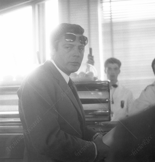 Marcello Mastroianni - 1961 - in Aeroporto - 032