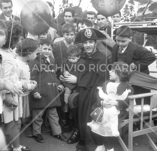 Nino Manfredi - 1961 - con i figli Roberto e Luca sul set del film Il carabiniere a cavallo - 893