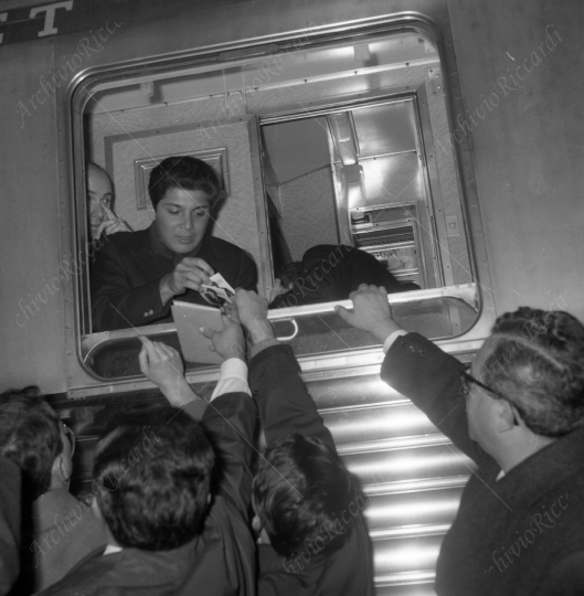 Paul Anka in partenza per Sanremo - 1964 - 026