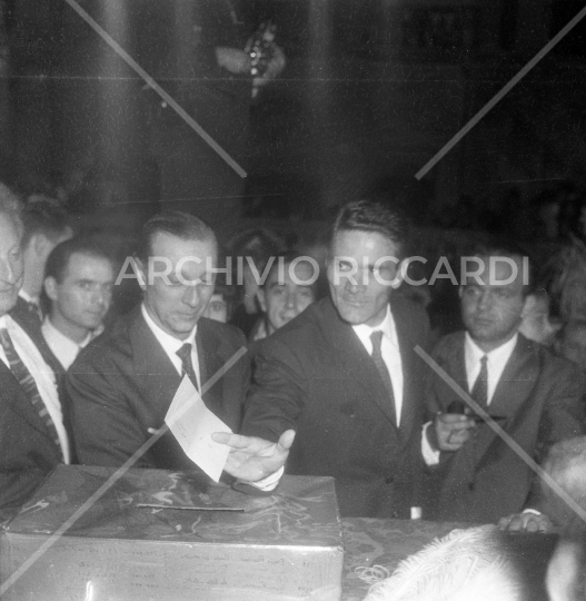 Pier Paolo Pasolini - 1960 -Premio Strega mentre vota- 027