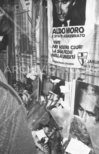 Rapimento Aldo Moro - 1978  - Fiori a via Fani - 049