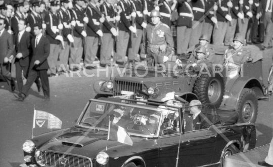 Regina Elisabetta d Inghilterra a Roma - 1961-290
