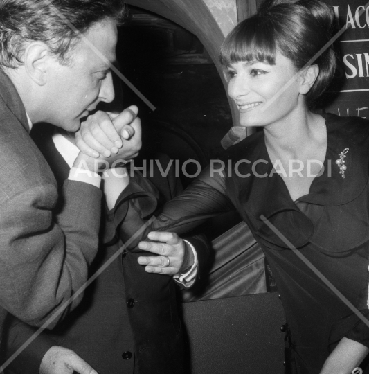 Rossella Falk e Giovanni Arpino Premio Strega anno 1964 - 025