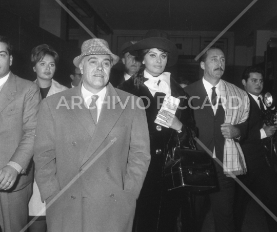 Sophia Loren - 1960 - in partenza per Madrid - con Carlo Ponti -  065