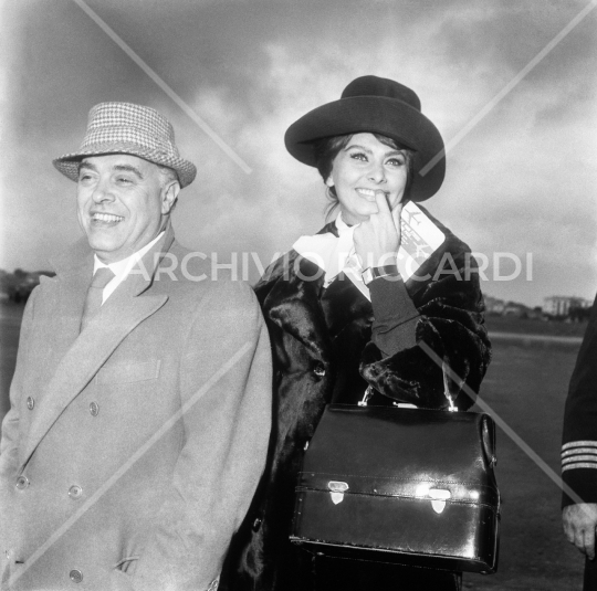 Sophia Loren - 1960 - in partenza per Madrid - con Carlo Ponti -  069