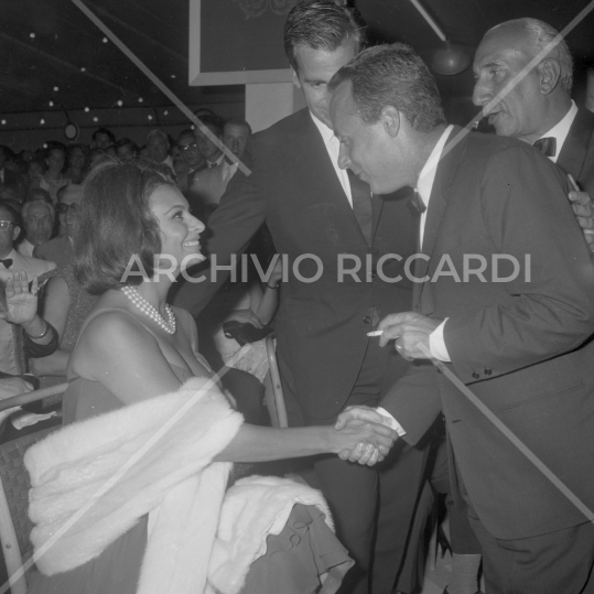Sophia Loren - 1962 - alla consegna del Premio Viareggio - con De Sica e Schell - 208