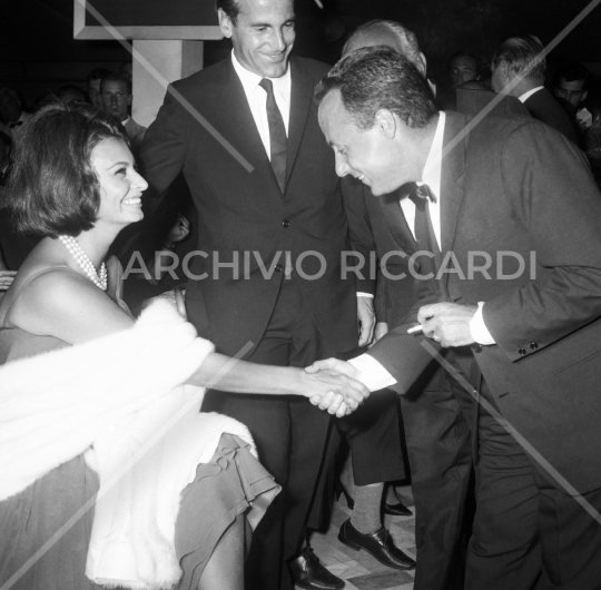 Sophia Loren - 1962 - alla consegna del Premio Viareggio - con De Sica e Schell - 209