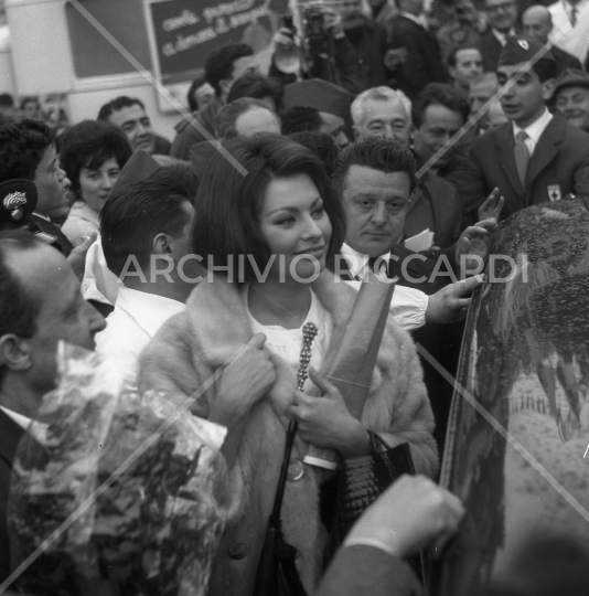 Sophia Loren - 1962 - dona il Sangue a Piazza del popolo con Vittorio De Sica - 139