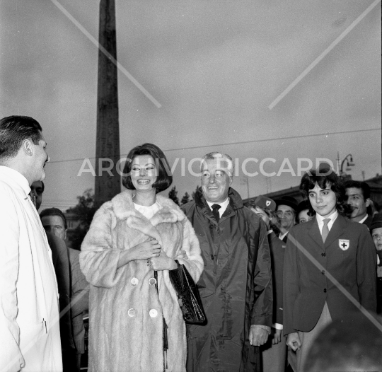 Sophia Loren - 1962 - dona il Sangue a Piazza del popolo con Vittorio De Sica - 173