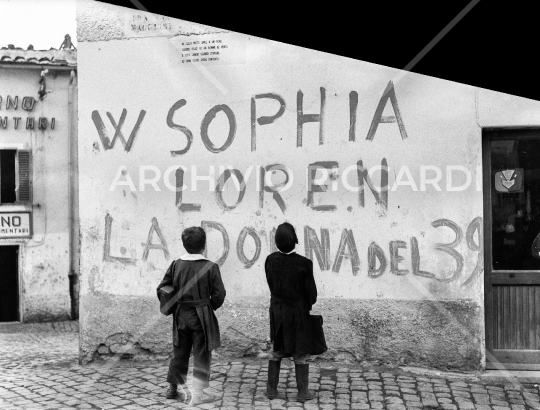 Sophia Loren - Scritta su muro di Roma - 001