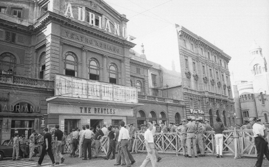 The Beatles - 1964 - 04 - Teatro Adriano prima del concerto