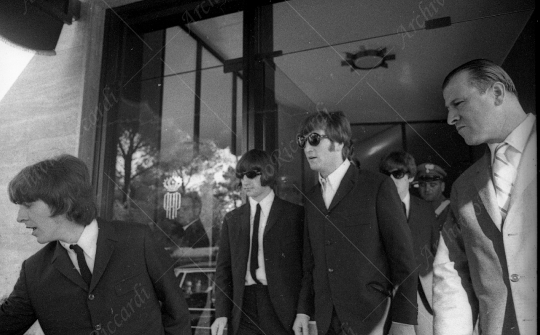 The Beatles - 1964 - 58 - Prima del concerto