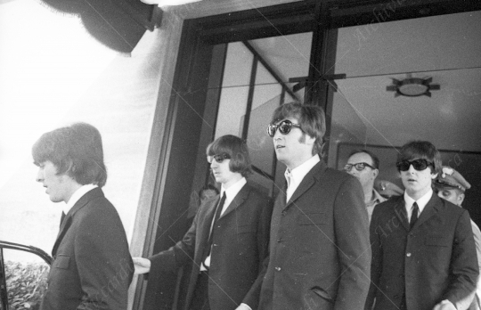 The Beatles - 1964 - 59 - Prima del concerto