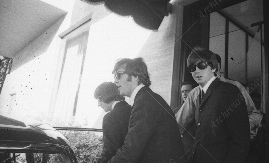 The Beatles - 1964 - 61 - Prima del concerto