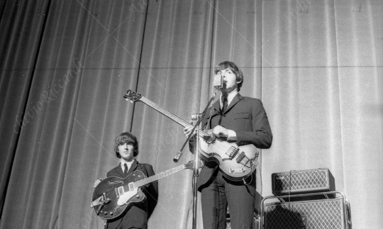 The Beatles - 1964 - 70 - Concerto Teatro Adriano - George Harrison - Paul McCartney