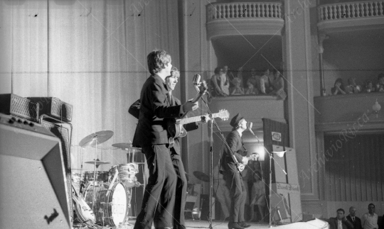 The Beatles - 1964 - 71 - Concerto Teatro Adriano