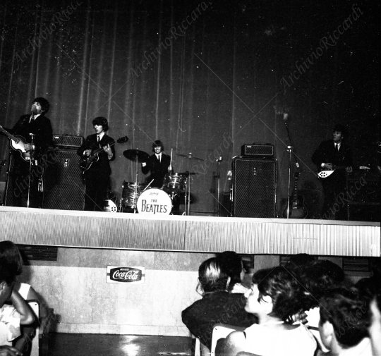 The Beatles - 1964 - 72 - Concerto Teatro Adriano