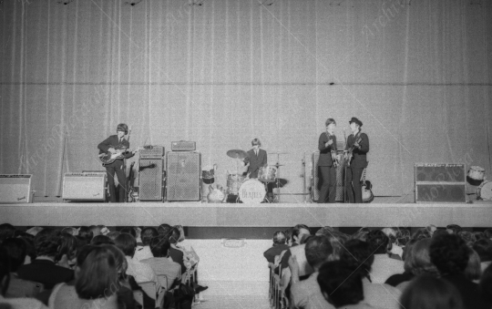 The Beatles - 1964 - 76 - Concerto Teatro Adriano