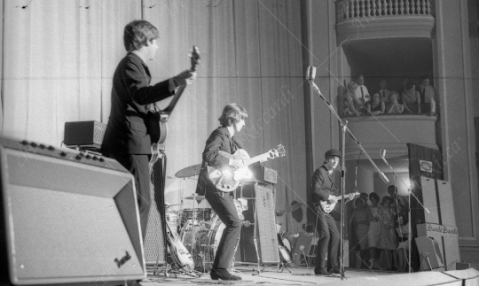 The Beatles - 1964 - 78 - Concerto Teatro Adriano