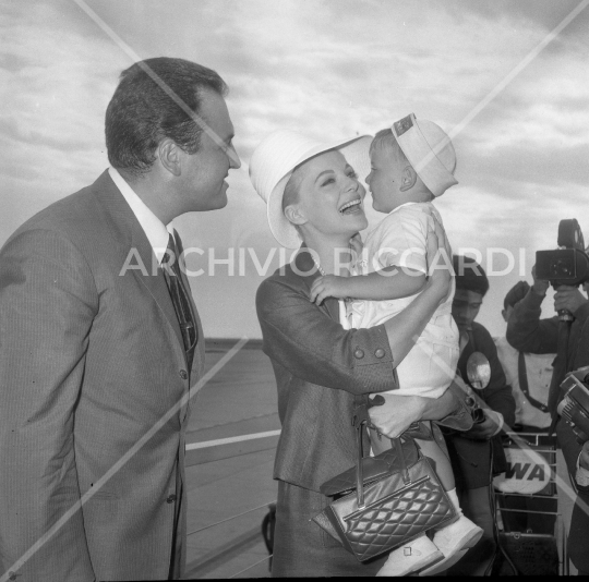 Virna Lisi - 1964 - con la famiglia in aeroporto - 038