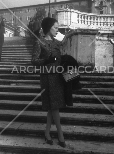 Virna Lisi - 1968 - set a Piazza di Spagna - 112