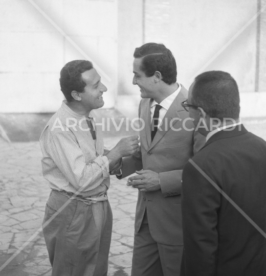 Vittorio Gassman - 1960 - 035 - con Alberto Sordi - Set di Tutti a casa