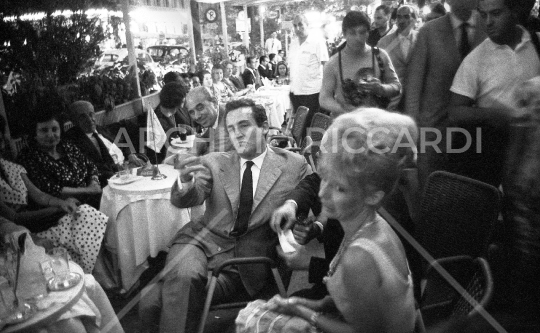 Vittorio Gassman - 1962 - 092 - con Annette Stroyberg a via Veneto