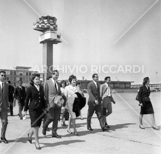 Vittorio Gassman - 1963 - 141 - in aeroporto con Edmonda Aldini